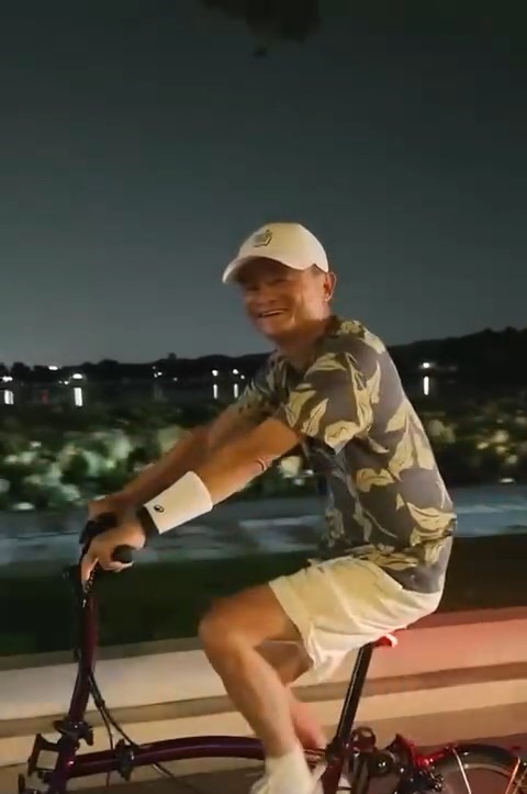 馬雲西湖騎車夜遊被網友野生捕獲。 馬雲西湖騎車夜遊被網友野生捕獲。