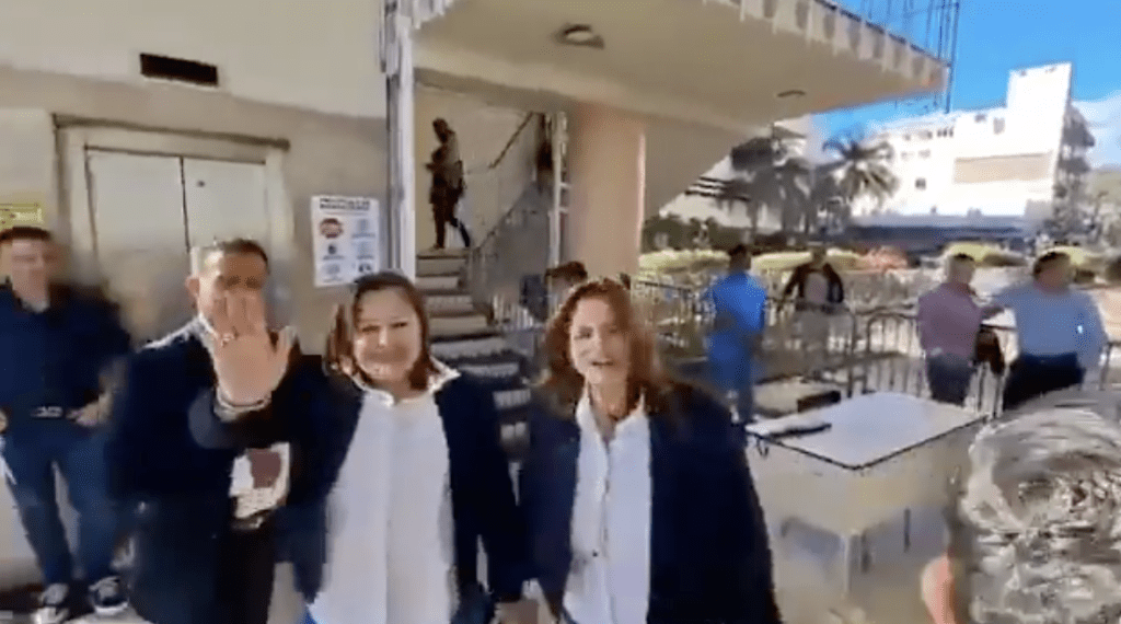 據英美媒體披露的現場影片顯示,盧比斯當時正站在國民議會大樓外的走廊與記者及民眾交談。X@vloonk 據英美媒體披露的現場影片顯示,盧比斯當時正站在國民議會大樓外的走廊與記者及民眾交談。X@vloonk