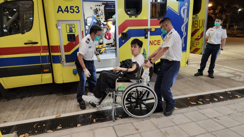 部分伤者需用轮椅推入院。黎志伟摄
