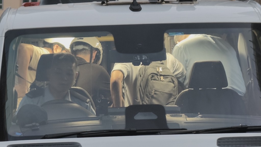 有工人登上警車協助警方調查。黃文威攝 有工人登上警車協助警方調查。黃文威攝