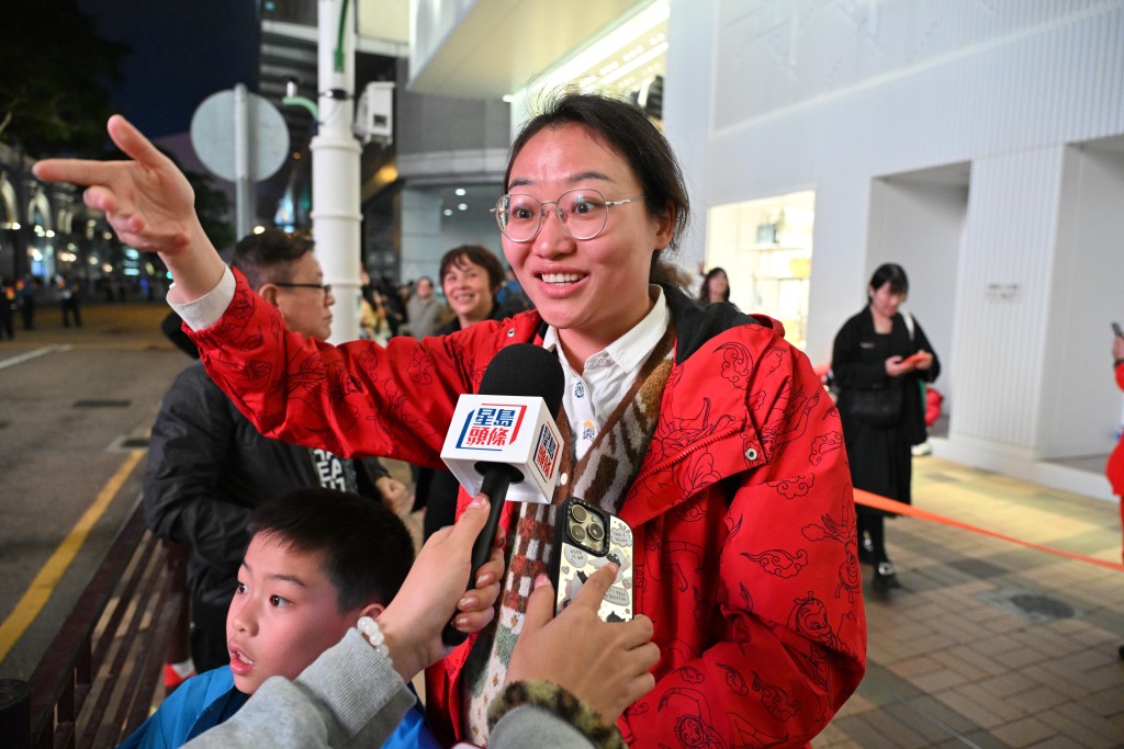 浙江旅客劉女士一家三口特意來港過年。