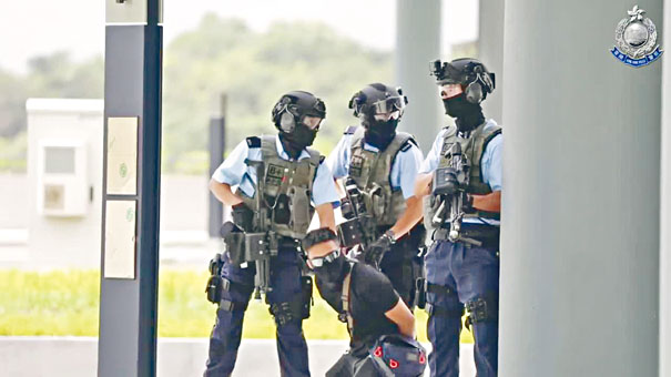■一名暴徒被持槍警員制服。