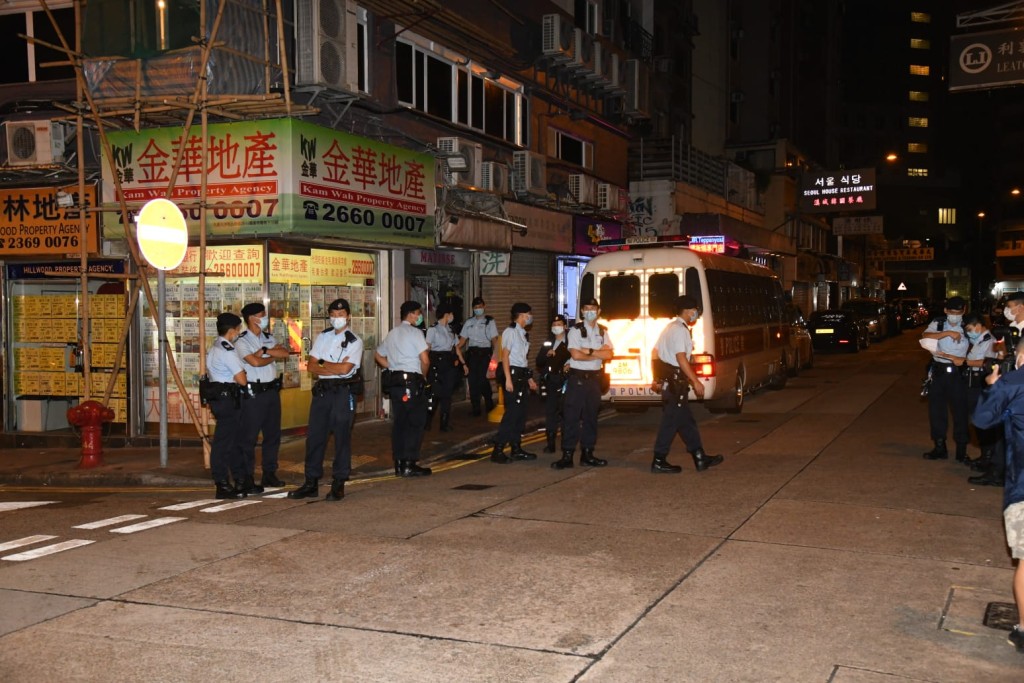 逾百警油尖區查夜場。