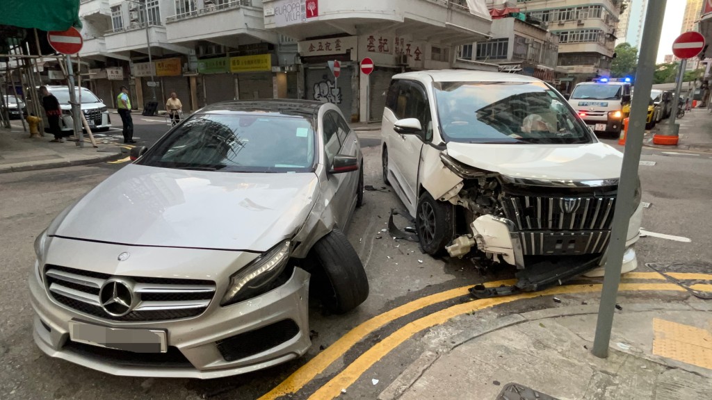 兩車車頭損毀。