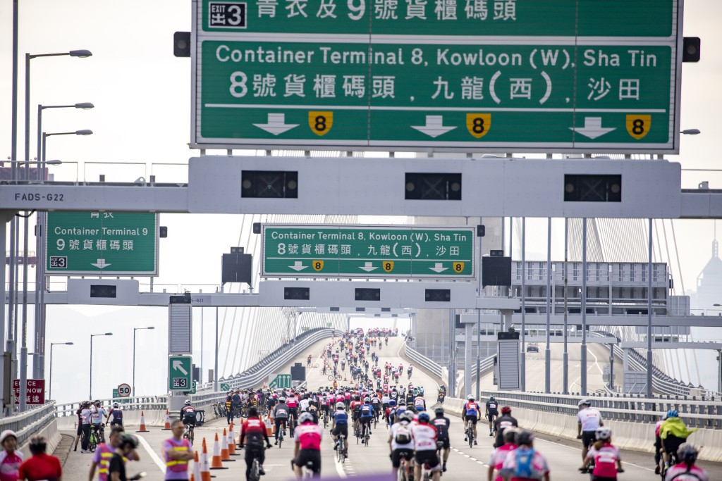 单车游遍六区、踩上「三隧三桥」，是难得的体验。旅发局提供
