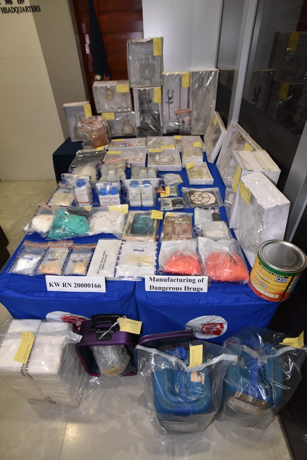 警方搜出大批毒品及制毒工具。