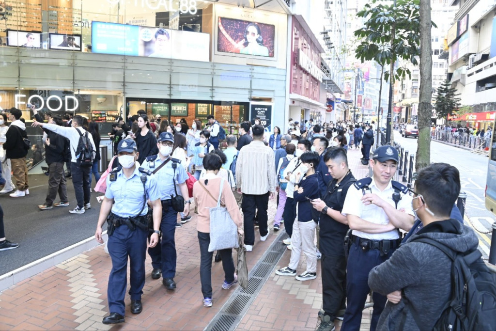 日前ITZY现身铜锣湾，在皇室堡出席巡唱香港站记者会，吸引粉丝MIDZY逼爆商场4层楼。