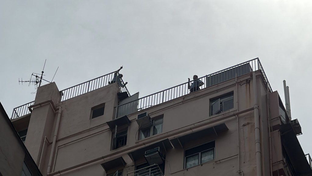 警员在大厦天台调查。刘汉权摄