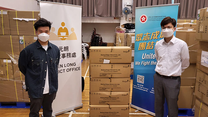 元朗民政事務處派發快速測試套裝,供青山公路洪水橋段附近一帶住宅的住戶、清潔及物管員工作自願檢測。政府新聞處圖片