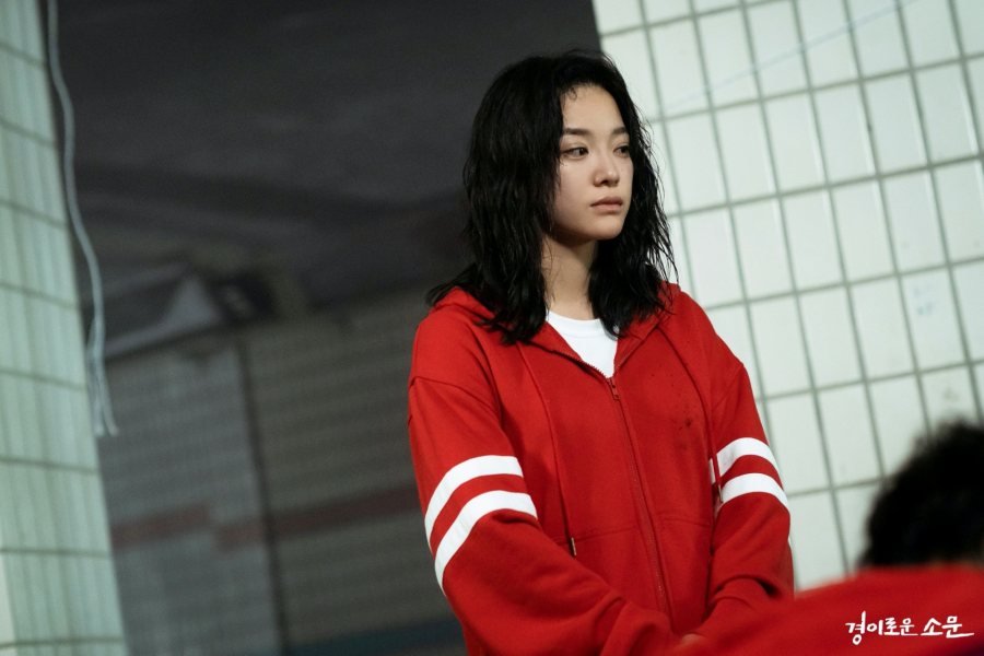 《學校2017》與近日熱爆的韓劇《驅魔麵館》同樣由女星金世正擔任女主角。