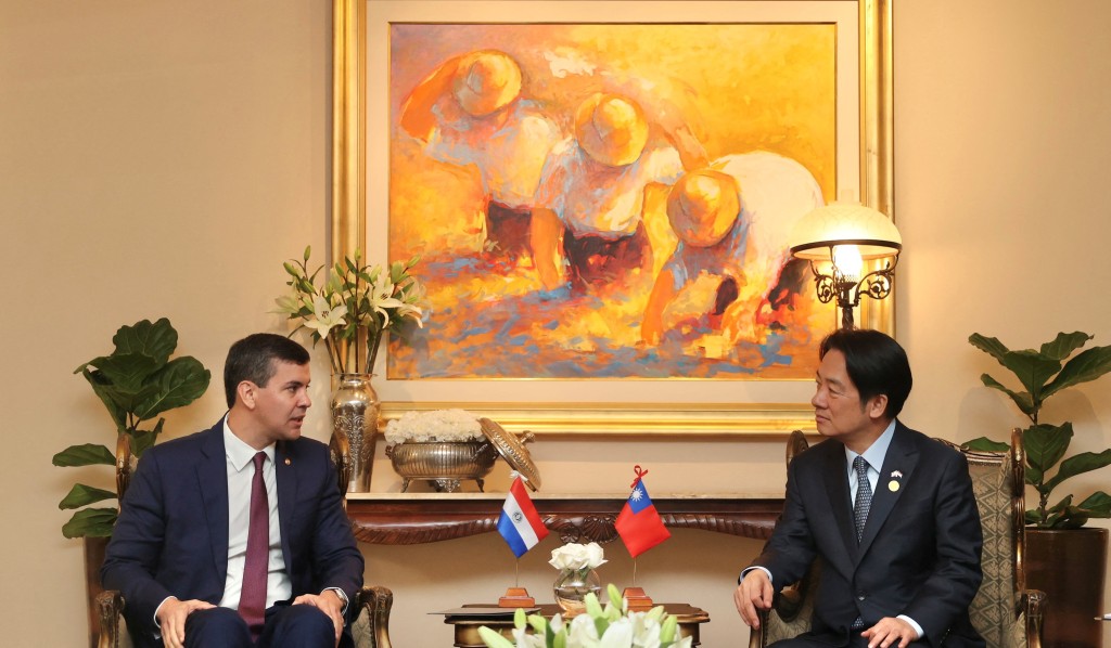 巴拉圭新任总统培尼亚（左）承诺与台湾维持邦交。路透社