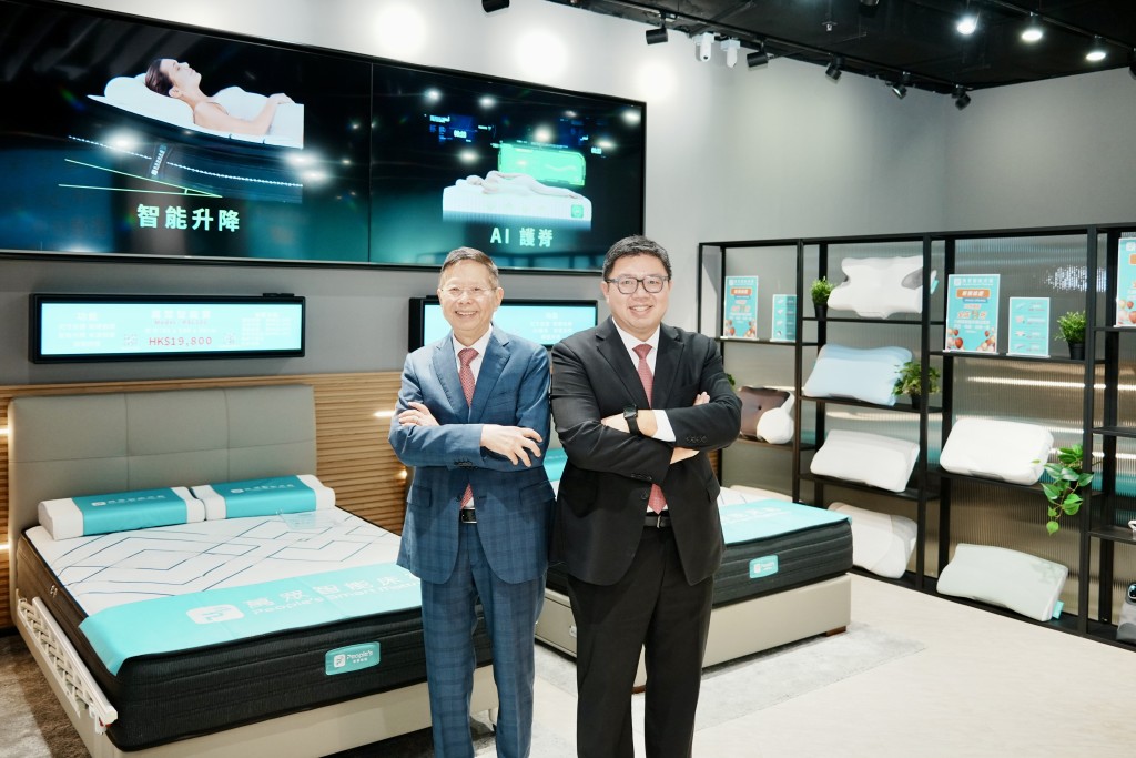 萬眾智能生活主席梁啟雄今次繼續與兒子拍住上,進軍智能牀褥行業。 萬眾智能生活主席梁啟雄今次繼續與兒子拍住上,進軍智能牀褥行業。