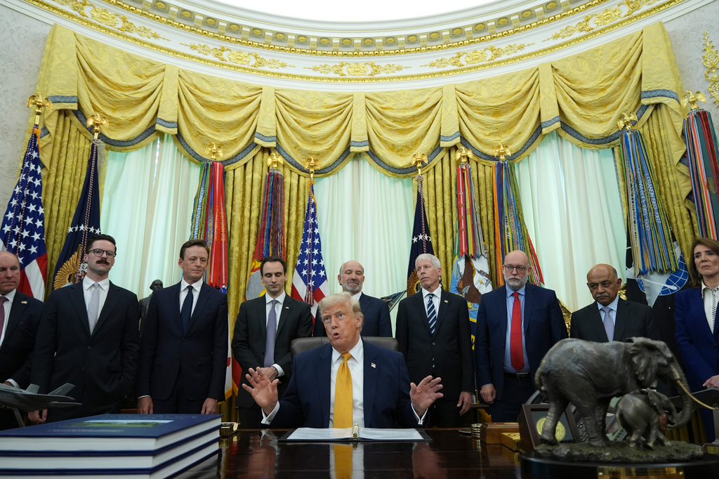 美國總統特朗普昨日簽署兩項行政命令。美聯社 美國總統特朗普昨日簽署兩項行政命令。美聯社