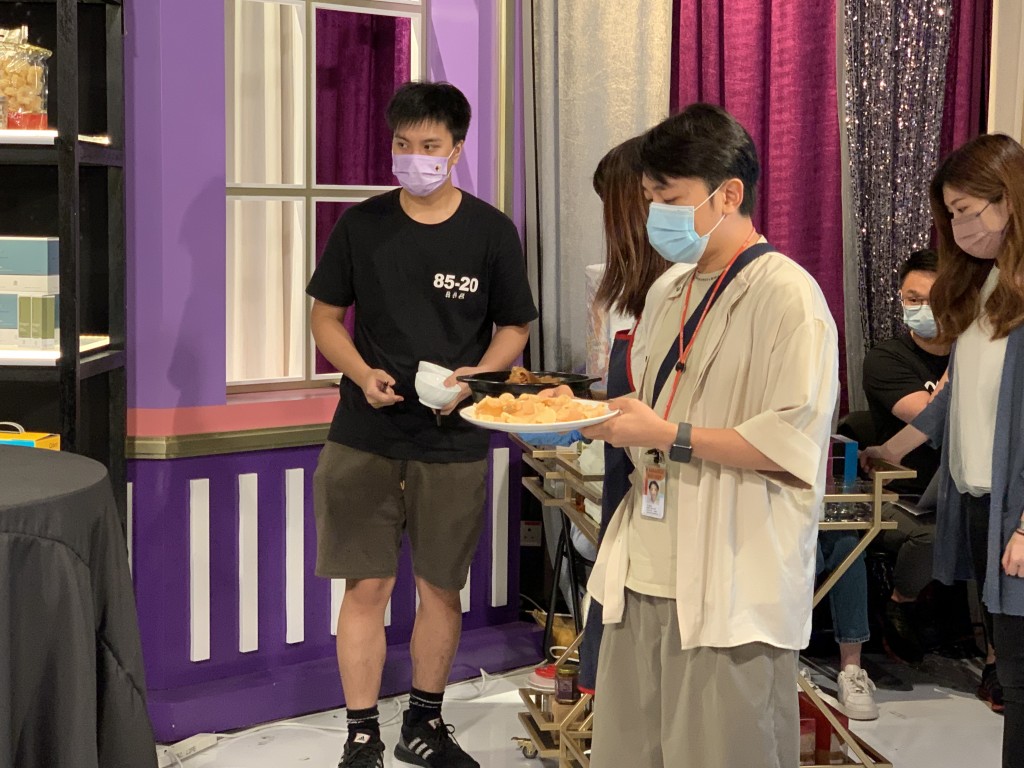 眼甘甘望住碟花膠。