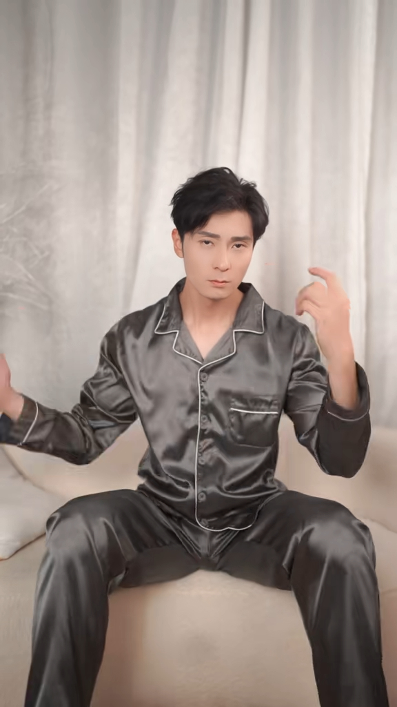 姚亦澧穿睡衣出鏡。 姚亦澧穿睡衣出鏡。