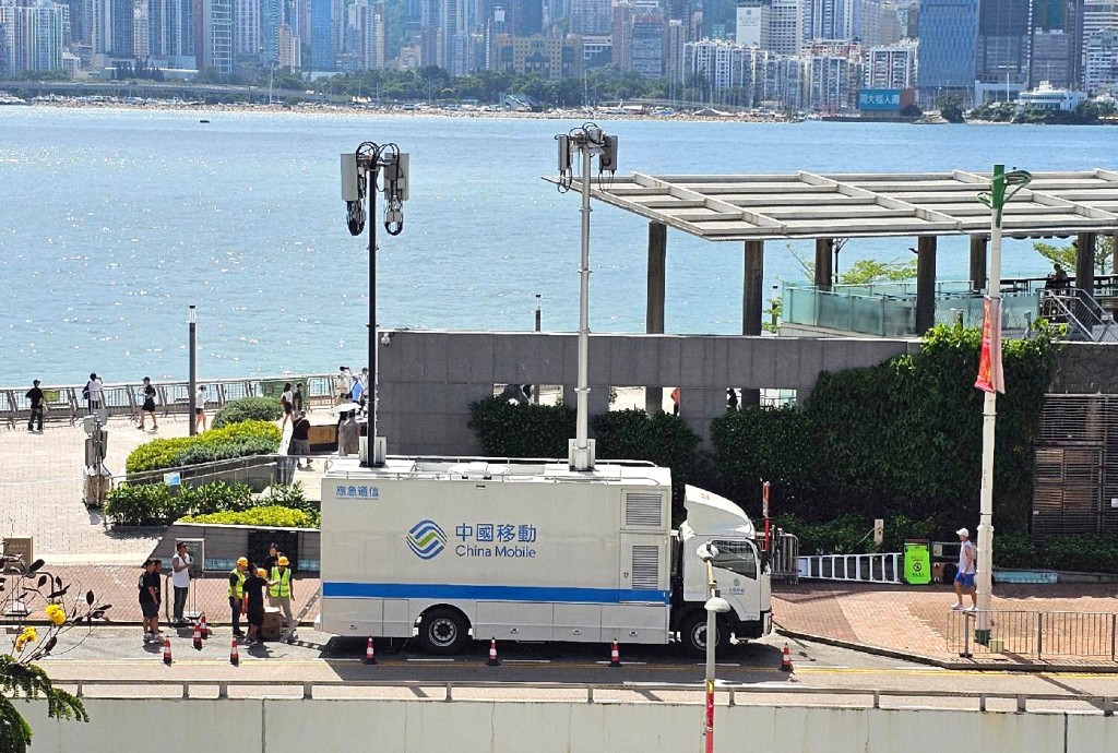 CMHK應急通訊車，提供從 700MHz 到 4.9GHz 的全頻段支援，有如臨時加建流動基站，保障場館內外通訊無阻。