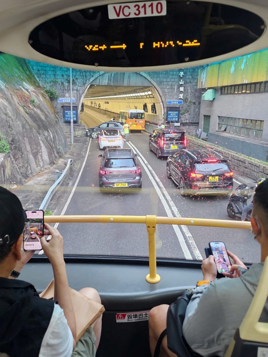 其中一部私家車車頭受損,橫亙路中。FB:Lobby Law@馬路的事 (即時交通資訊台) 其中一部私家車車頭受損,橫亙路中。FB:Lobby Law@馬路的事 (即時交通資訊台)