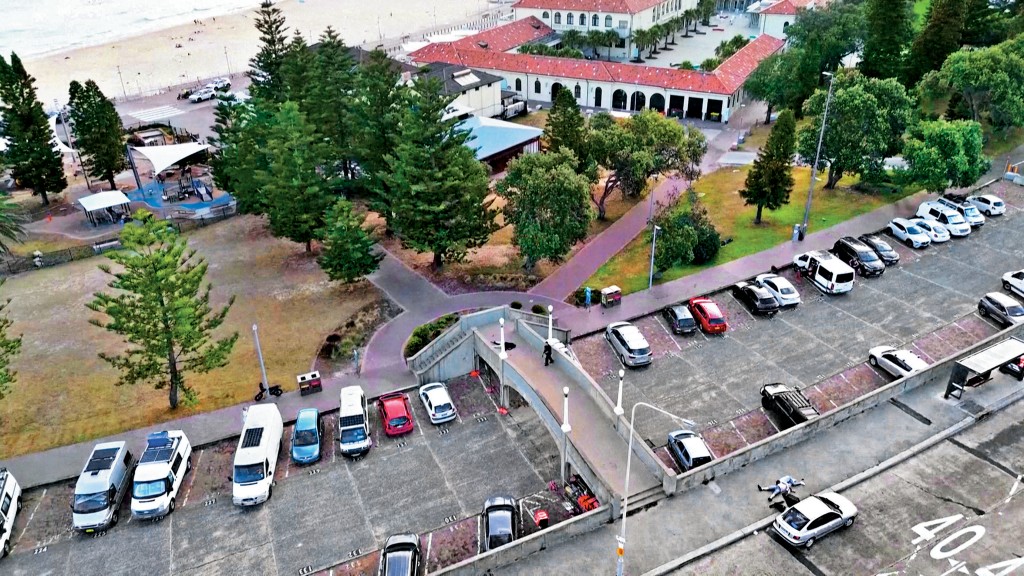 無人機拍攝到邦迪海灘上一條行人橋上的兩名槍手，先是一名槍手中槍倒地，其後另一槍手也倒地。