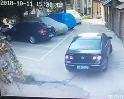 中國日前一輛私家車「花式」泊車。騰訊