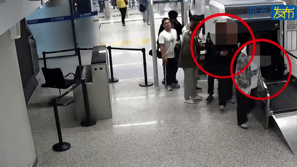 走私集团深夜闯关以“腰缠脚绑”方式偷运游戏光盘及卡带,共2,150件被起获。 走私集团深夜闯关以“腰缠脚绑”方式偷运游戏光盘及卡带,共2,150件被起获。