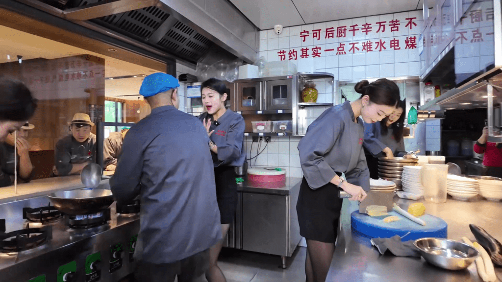 餐廳宣傳片黑襪美女廚房作舞台。 抖音截圖