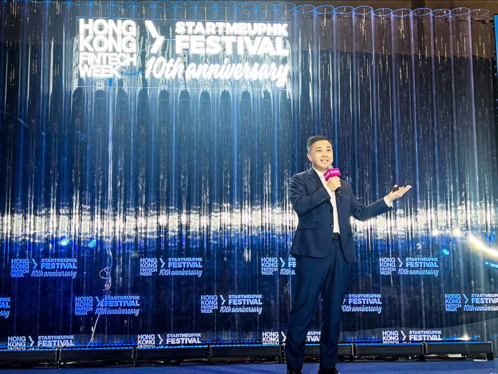 華為數字金融軍團CEO曹冲先生發表主題演講。