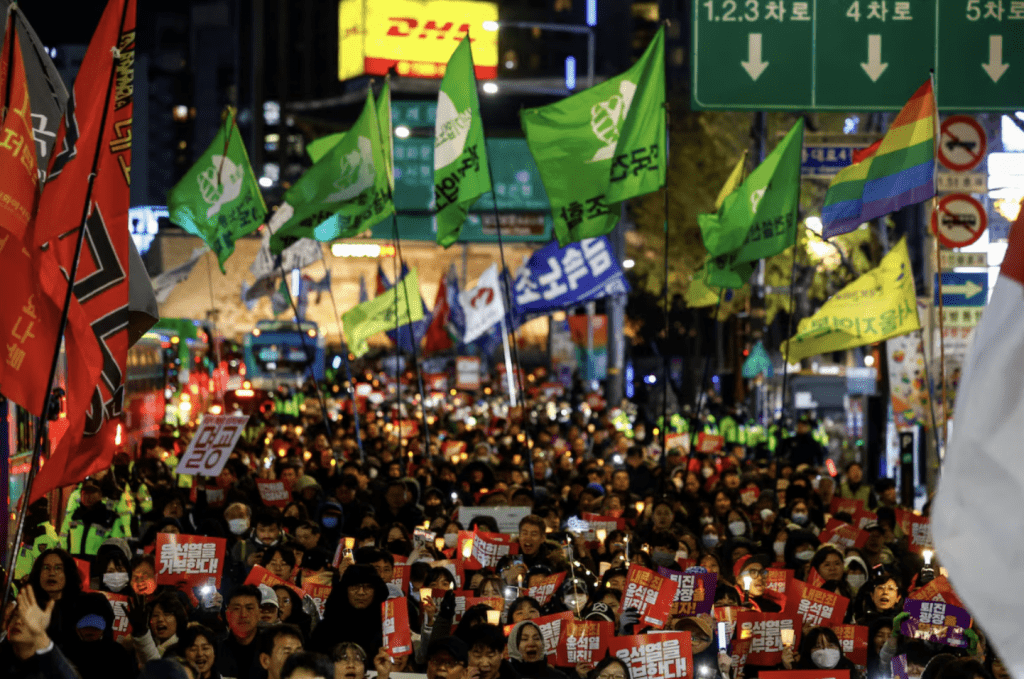 南韩总统尹锡悦周二晚在毫无预警下颁布紧急戒严令，引发民众连续多晚举行集会示威。路透社