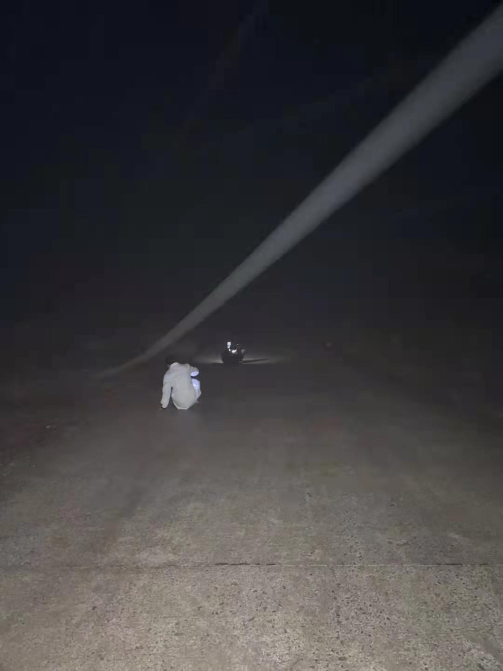 民警及醫生以滑行的方式下山。網圖