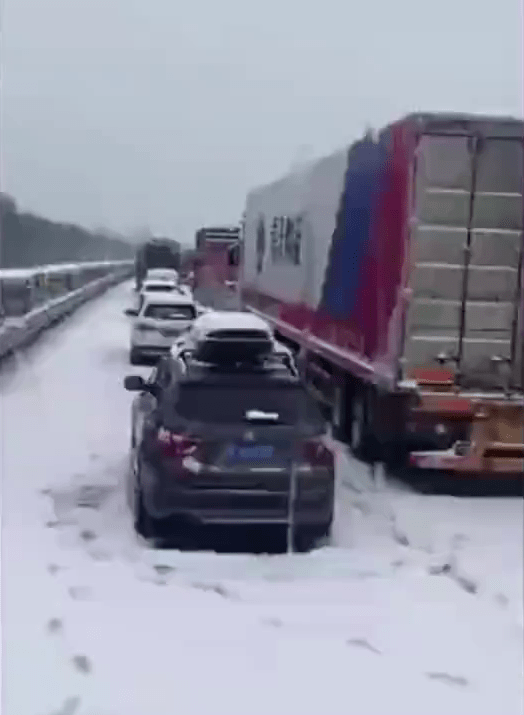 湖北數千輛車因暴雪困在高速。