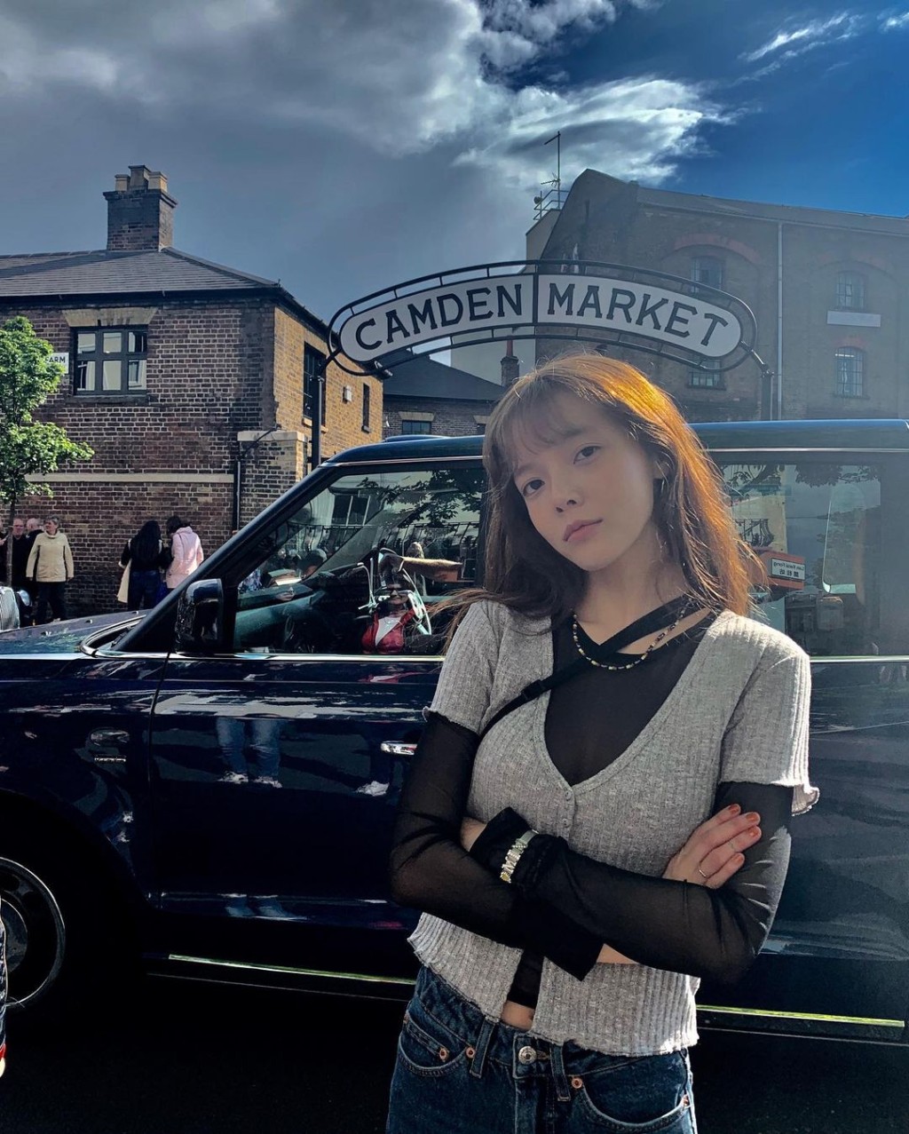 当年在伦敦街头留影。