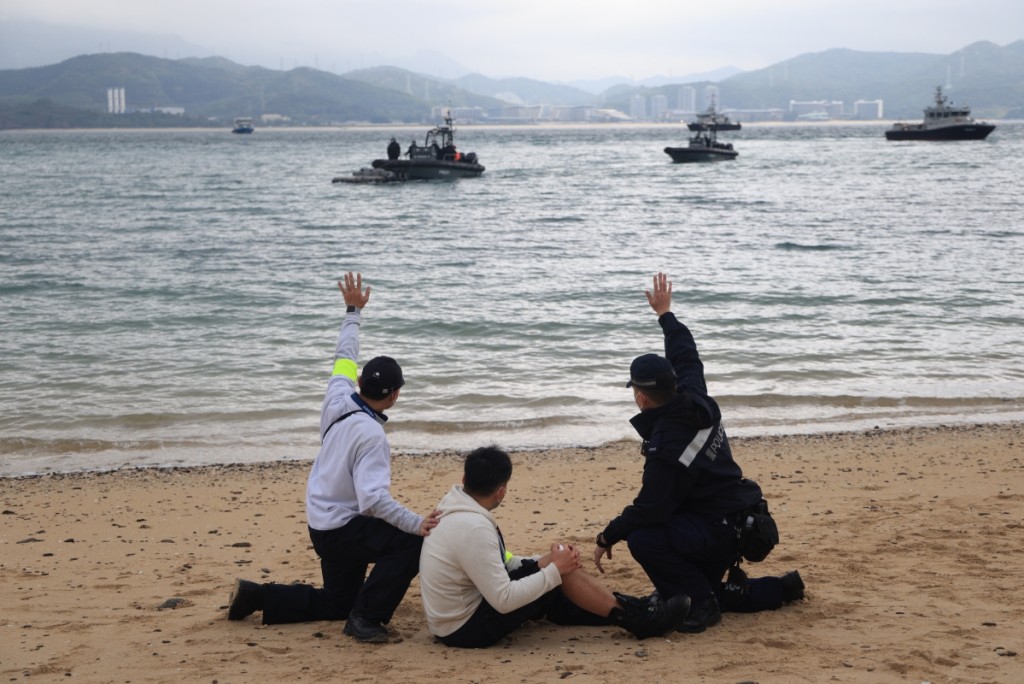 救援人员模拟在东平洲撤离受伤人士。  香港中通社图片