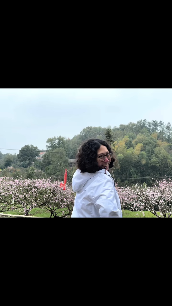 利愛安在影片中分享了超過50張生活照，公開婚後生活。