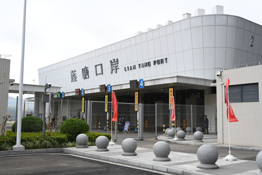 跨境私家車明起須改行香園圍蓮塘口岸，禁止再用深圳灣口岸出入。資料圖片