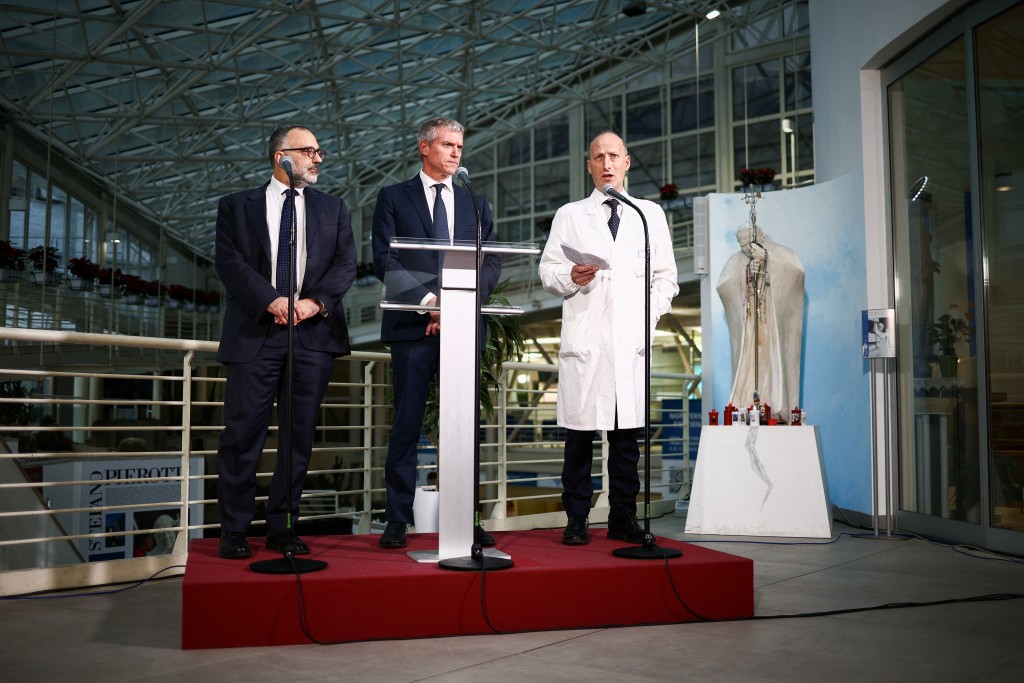 医疗团队指教宗至少休息两个月。路透社