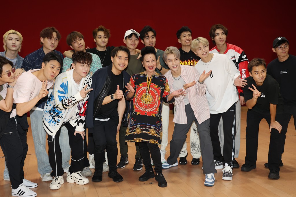 薛家燕今日（15日）与丁子朗、冼靖峰等多位男艺员为台庆项目《网络神曲Nancy Dance》进行彩排。