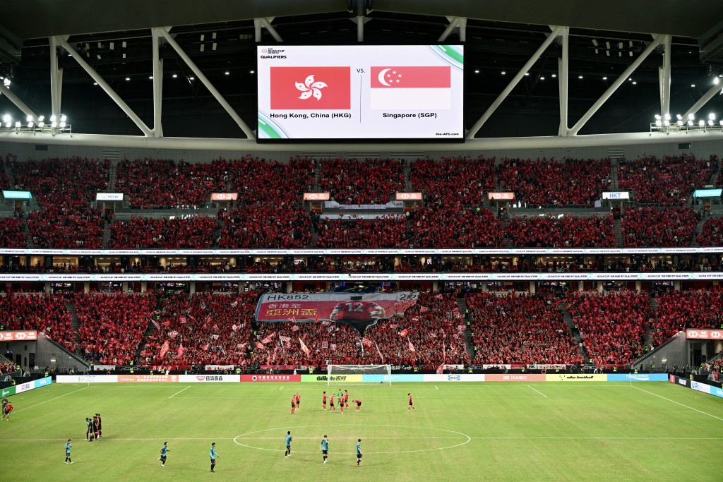 香港足球隊今（18日）晚在啟德主場館對戰新加坡。