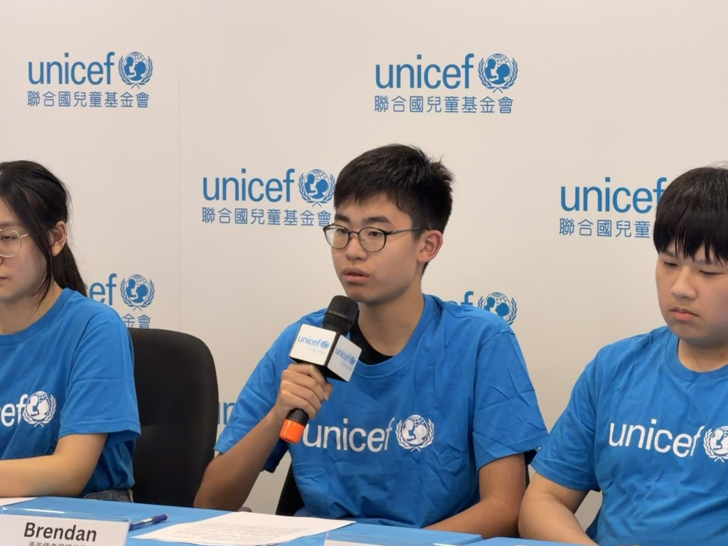 周梓亮同學(中),闡述UNICEF青年使者就此提出的五項倡導,當中包括推行成長型思維教育,重塑對「失敗」的認知;建立家校溝通機制、引導建立「合理期望」等。 周梓亮同學(中),闡述UNICEF青年使者就此提出的五項倡導,當中包括推行成長型思維教育,重塑對「失敗」的認知;建立家校溝通機制、引導建立「合理期望」等。