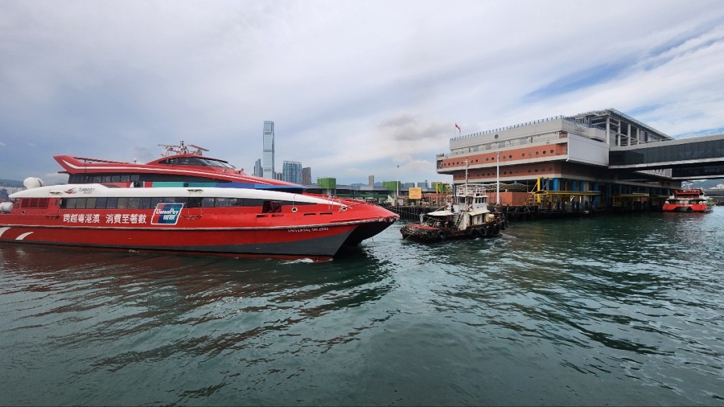 飛航船於消防輪護航下返抵信德中心港澳碼頭。黃文威攝 飛航船於消防輪護航下返抵信德中心港澳碼頭。黃文威攝
