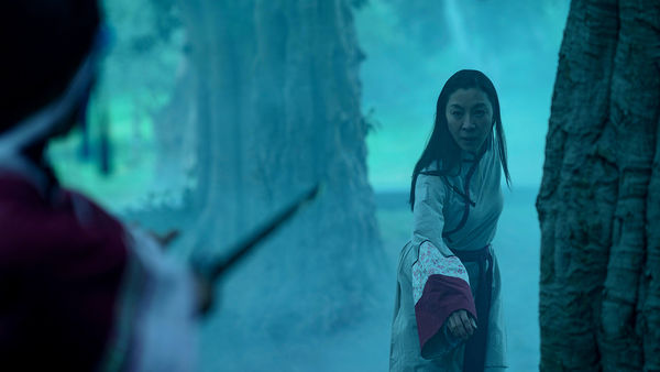 楊紫瓊在《Everything Everywhere All at Once》再扮演《卧虎藏龍》中俞秀蓮一角。