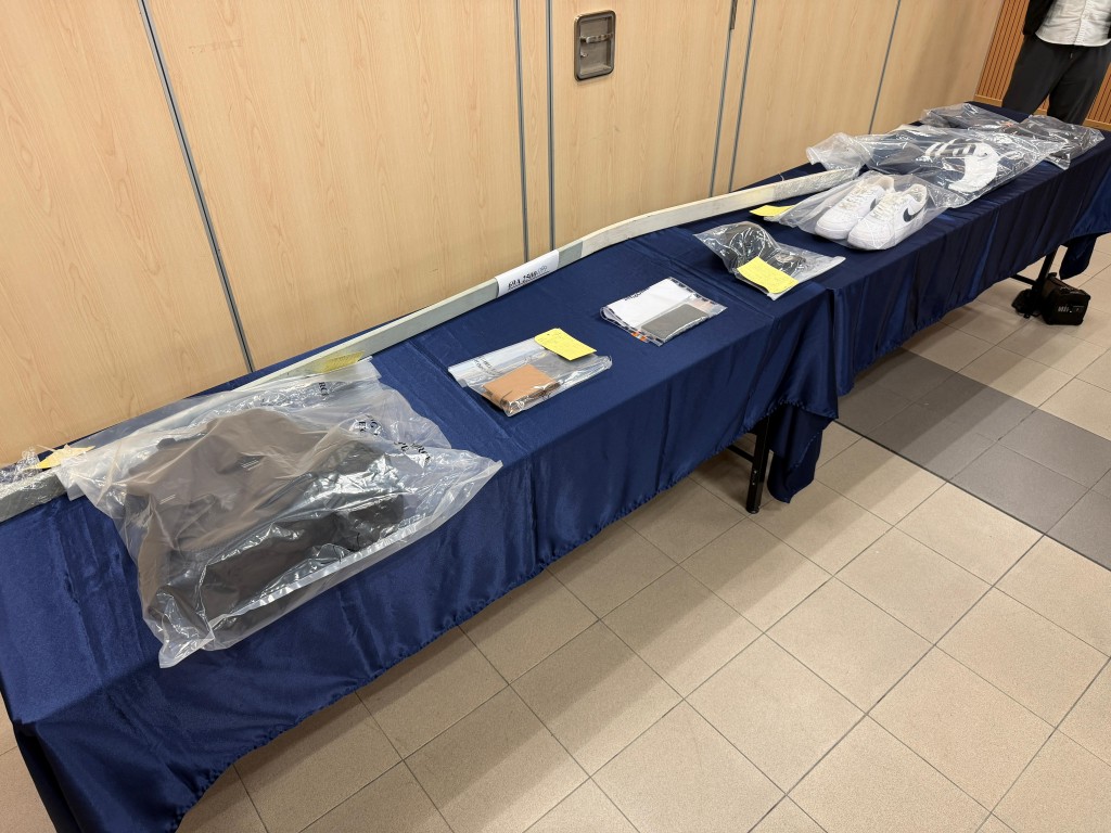 警方展示所得證物。 警方展示所得證物。