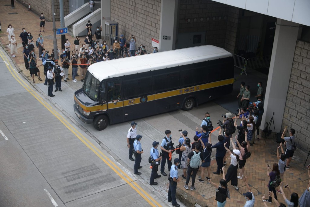 被告由囚車押走。