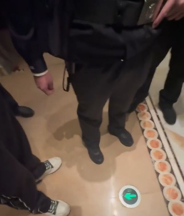 成先生找民警協助追討車費,舉報KTV提供有償陪酒。百姓關注 成先生找民警協助追討車費,舉報KTV提供有償陪酒。百姓關注