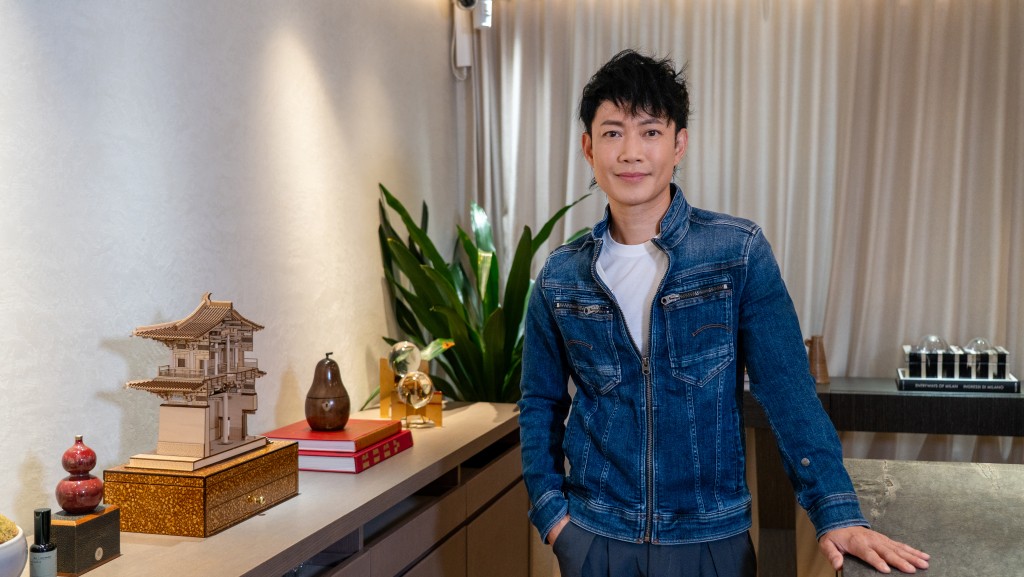 视后唐诗咏在节目中自责疏忽家人并爆喊忆母，真情流露的画面不仅震撼观众，也牵动了敖嘉年与众人的深深共鸣。