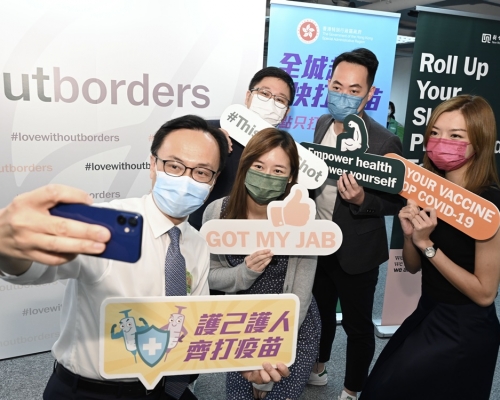 聶德權到訪中環新世界大廈,視察該集團接種復必泰疫苗的情況。政府新聞處圖片