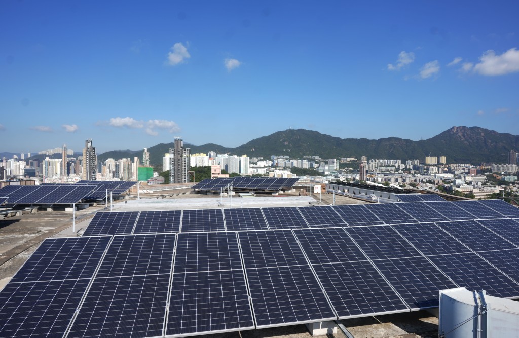 在物業頂層鋪設太陽能項目，郭基泓指先決條件是天台形狀「四正」，而太陽能板會否反光影響周邊人士亦是考慮之一。圖為MOKO新世紀廣場天台。