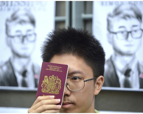 有市民到英國駐港總領事館,促請營救鄭文傑。資料圖片