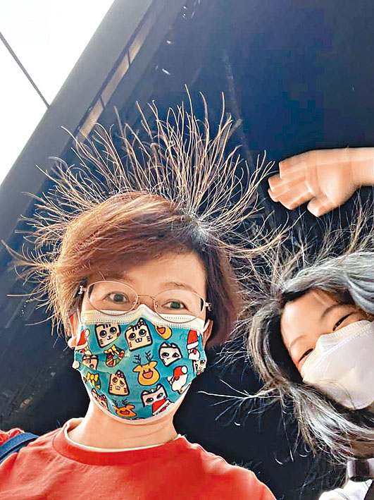 相中女子頭髮疑被靜電影響豎起。
