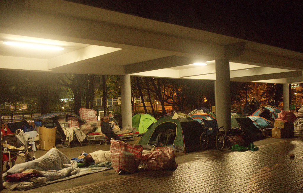 深水埗通州街公园的露宿者不乏内地回流香港人士。  解青羽摄
