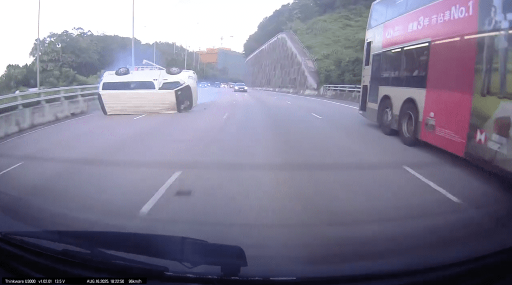 客貨車被猛撞後向右翻側。