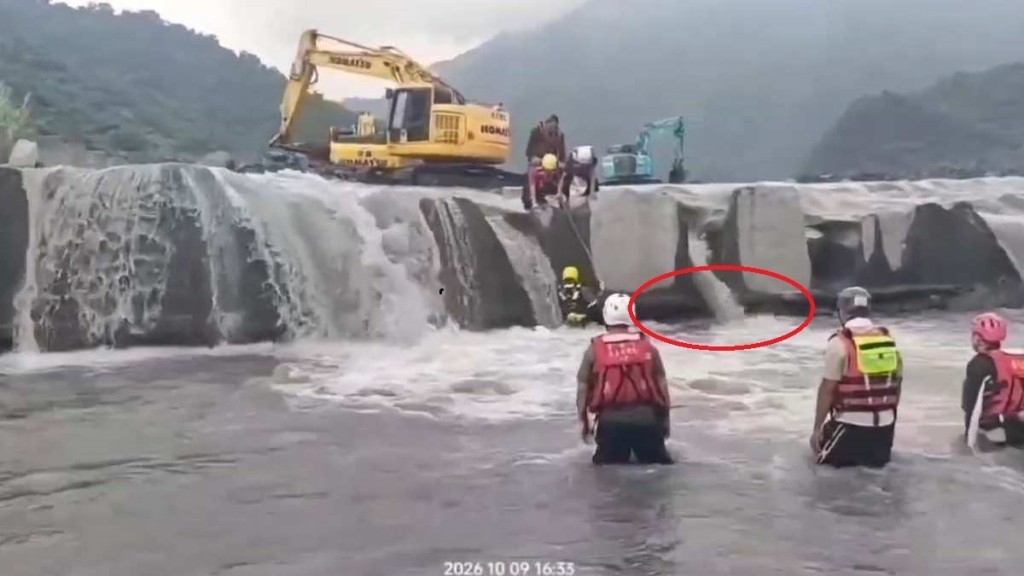 屏東少年困水下石縫失蹤4小時，靠挖泥機阻截水流減低水壓奇蹟救出。Threads@huangxinyi286 